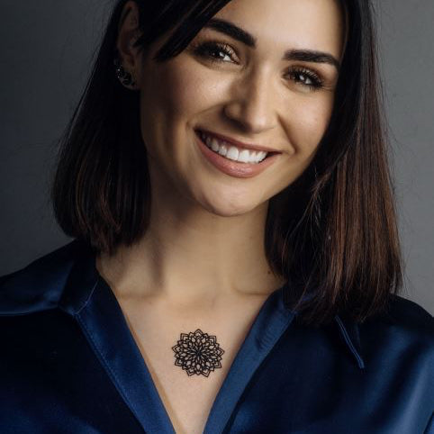 Mandala sacré, bijou de peau M Paris porté sur le décolleté