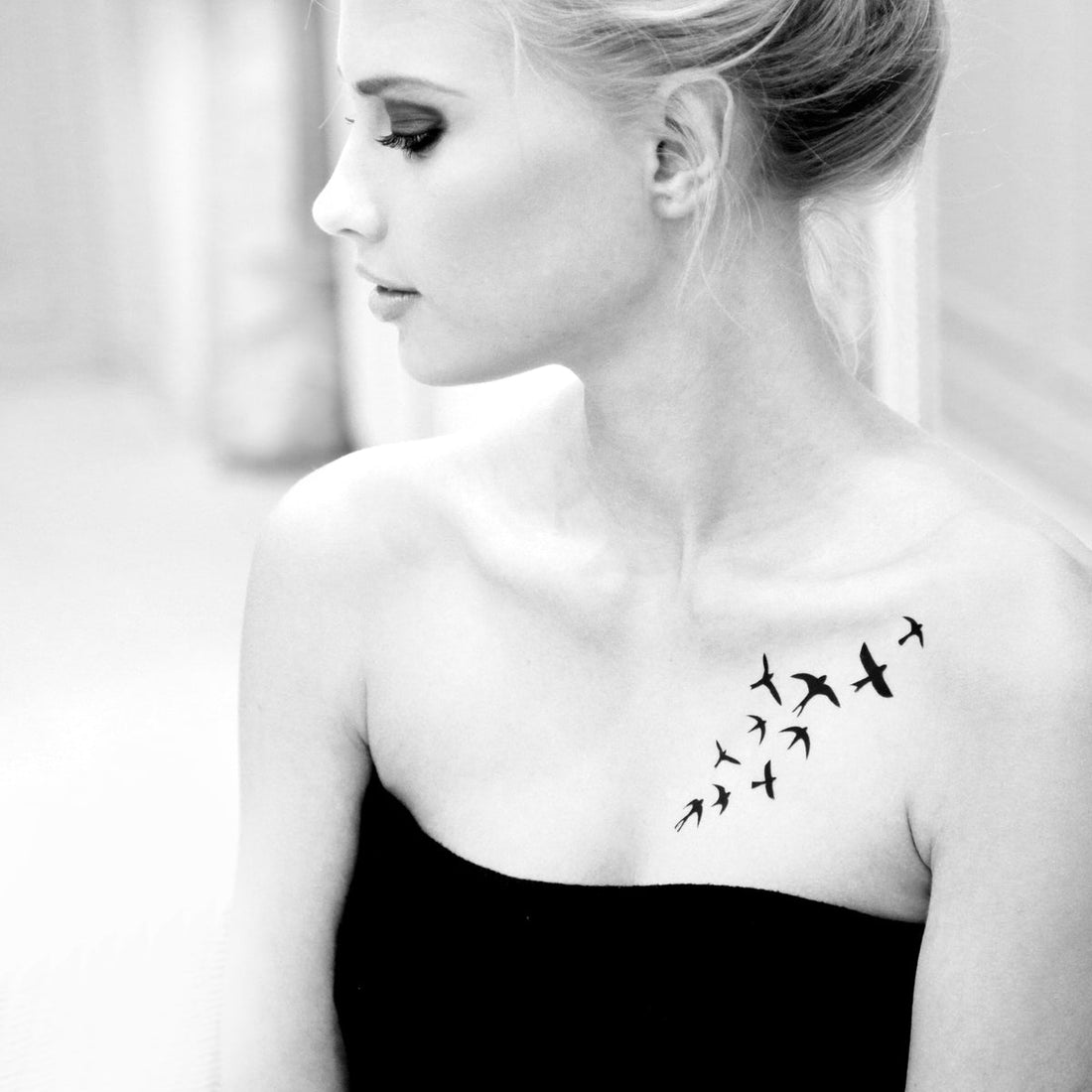Hirondelles, tatouage éphémère M Paris porté sur la clavicule