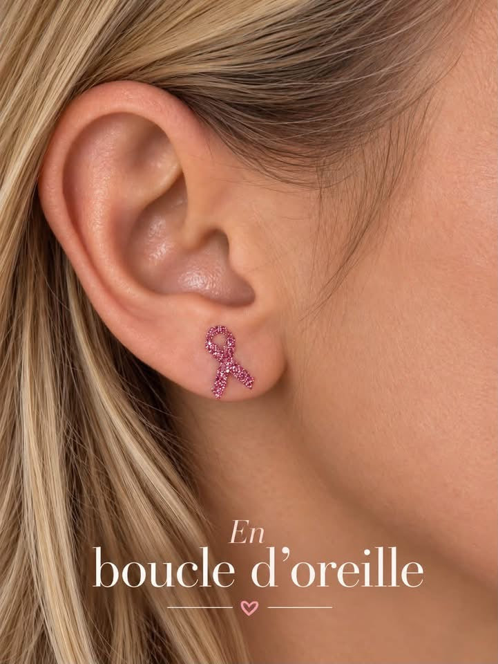 Ruban Octobre Rose M Paris porté en boucle d'oreille